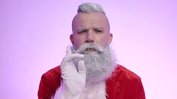 Портрет серьезный вид улыбается современный Санта-Клаус, счастливое мышление выражение лица — стоковое видео