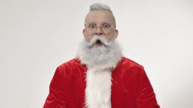 Şaşırmış Noel Baba 'nın mutlu şoku, eğlence el çırpmayı, yeni yılı kazandı.