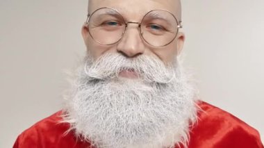 Gülümseyen Noel Baba 'nın yüz resmi, kameraya bakan mutlu yüz ifadeleri.