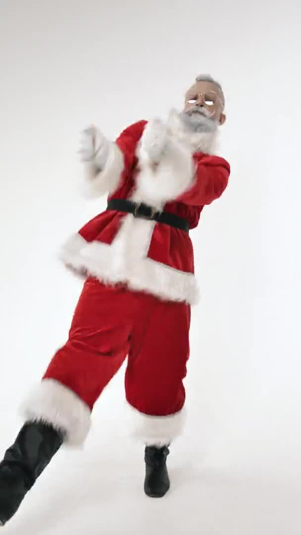 Śmieszne tańce do energetycznej muzyki aktywnego szczęśliwego Świętego Mikołaja, święto — Wideo stockowe