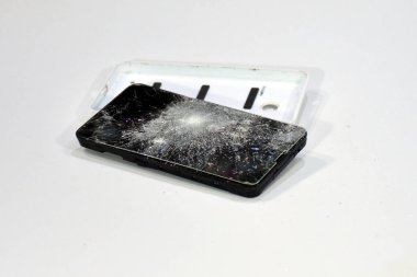 Cep telefonu ile bir çekiç tarafından kırık perde
