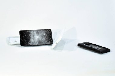 Cep telefonu ile bir çekiç tarafından kırık perde