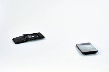 Cep telefonu ile bir çekiç tarafından kırık perde