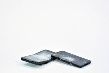 Cep telefonu ile bir çekiç tarafından kırık perde