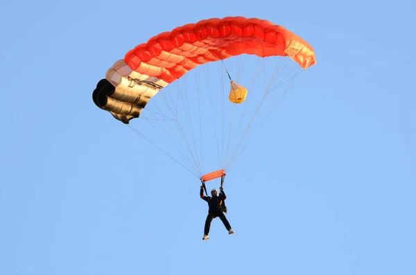 Hombre Saltando Paracaídas Paracaidista Aterrizar Paracaidista Volando Cielo Sin Nubes — Foto de Stock