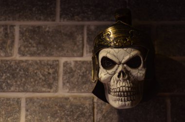 Romalı asker Cadılar Bayramı centurion kask ile kafatası.