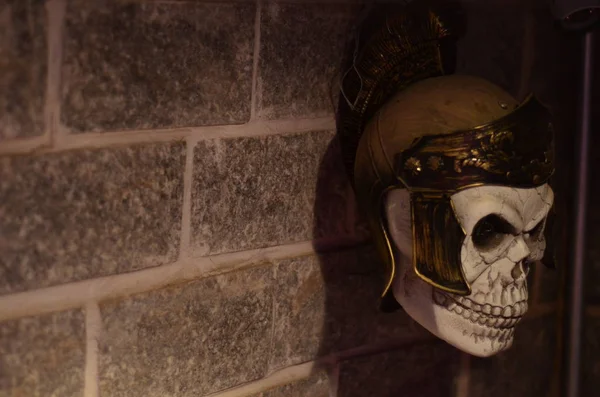 一个戴着百夫长头盔的罗马士兵的头骨 — 图库照片