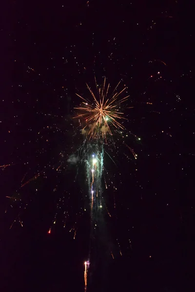 Feier Mit Feuerwerk Der Nacht Feuerwerkskörper Zum Jahreswechsel — Stockfoto