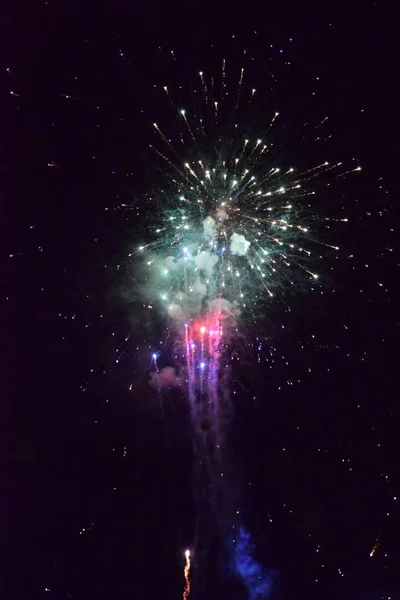 Feier Mit Feuerwerk Der Nacht Feuerwerkskörper Zum Jahreswechsel — Stockfoto