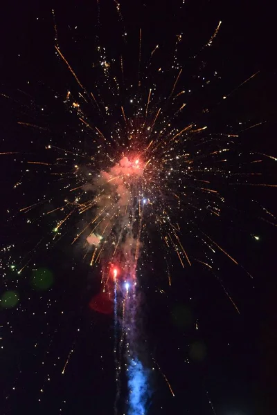 Feier Mit Feuerwerk Der Nacht Feuerwerkskörper Zum Jahreswechsel — Stockfoto