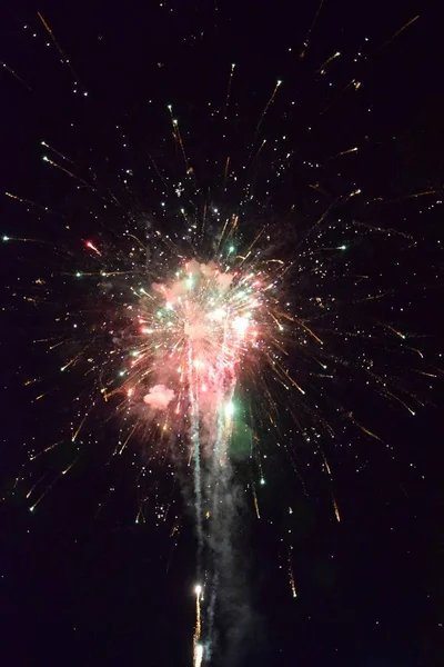 Feier Mit Feuerwerk Der Nacht Feuerwerkskörper Zum Jahreswechsel — Stockfoto