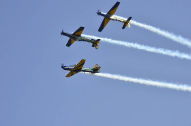 Pirassununga, Brezilya - 13 Mayıs 2017 - A-29 Super Tucano oluşumu uçuş Brezilyalı duman filosu