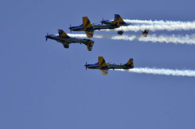 Pirassununga, Brezilya - 13 Mayıs 2017 - A-29 Super Tucano oluşumu uçuş Brezilyalı duman filosu