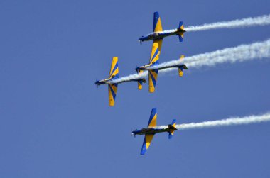 Pirassununga, Brezilya - 13 Mayıs 2017 - A-29 Super Tucano oluşumu uçuş Brezilyalı duman filosu