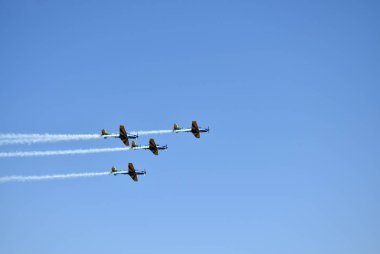 Pirassununga, Brezilya - 13 Mayıs 2017 - A-29 Super Tucano oluşumu uçuş Brezilyalı duman filosu