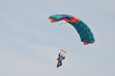 Jaboticabal, Brezilya - 22 Ağustos 2015 - paraşütçü topraklara gidiyor.