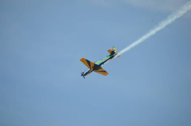 Pirassununga, Brezilya - 28 Ağustos 2015 - A-29 Super Tucano uçuş Brezilyalı duman filosu.