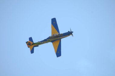 Pirassununga, Brezilya - 28 Ağustos 2015 - A-29 Super Tucano uçuş Brezilyalı duman filosu.