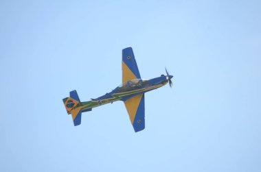 Pirassununga, Brezilya - 28 Ağustos 2015 - A-29 Super Tucano uçuş Brezilyalı duman filosu.