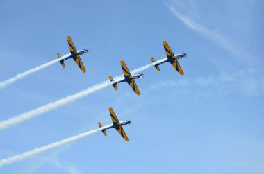 Pirassununga, Brezilya - 28 Ağustos 2015 - A-29 Super Tucano oluşumu uçuş Brezilyalı duman filosu