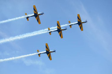 Pirassununga, Brezilya - 28 Ağustos 2015 - A-29 Super Tucano oluşumu uçuş Brezilyalı duman filosu