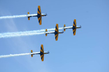 Pirassununga, Brezilya - 28 Ağustos 2015 - A-29 Super Tucano oluşumu uçuş Brezilyalı duman filosu