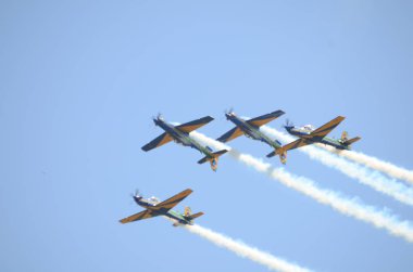 Pirassununga, Brezilya - 28 Ağustos 2015 - A-29 Super Tucano oluşumu uçuş Brezilyalı duman filosu