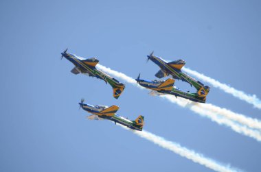 Pirassununga, Brezilya - 28 Ağustos 2015 - A-29 Super Tucano oluşumu uçuş Brezilyalı duman filosu