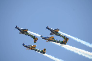 Pirassununga, Brezilya - 28 Ağustos 2015 - A-29 Super Tucano oluşumu uçuş Brezilyalı duman filosu