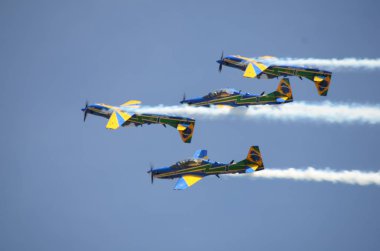 Pirassununga, Brezilya - 28 Ağustos 2015 - A-29 Super Tucano oluşumu uçuş Brezilyalı duman filosu