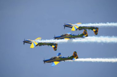 Pirassununga, Brezilya - 28 Ağustos 2015 - A-29 Super Tucano oluşumu uçuş Brezilyalı duman filosu