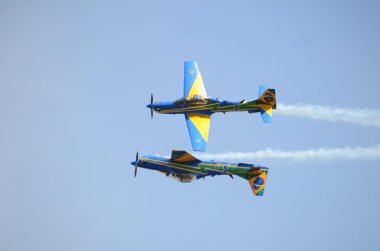 Pirassununga, Brezilya - 28 Ağustos 2015 - A-29 Super Tucano oluşumu uçuş Brezilyalı duman filosu