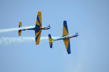 Pirassununga, Brezilya - 28 Ağustos 2015 - A-29 Super Tucano oluşumu uçuş Brezilyalı duman filosu