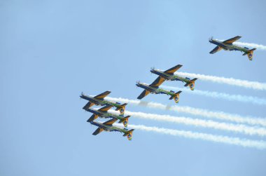 Pirassununga, Brezilya - 28 Ağustos 2015 - A-29 Super Tucano oluşumu uçuş Brezilyalı duman filosu