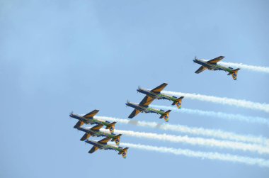 Pirassununga, Brezilya - 28 Ağustos 2015 - A-29 Super Tucano oluşumu uçuş Brezilyalı duman filosu