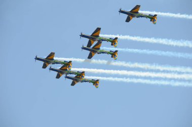 Pirassununga, Brezilya - 28 Ağustos 2015 - A-29 Super Tucano oluşumu uçuş Brezilyalı duman filosu