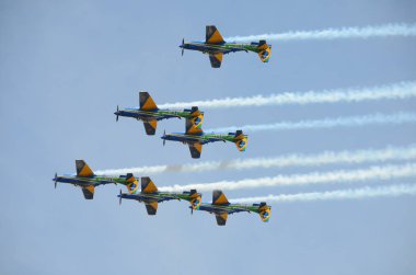 Pirassununga, Brezilya - 28 Ağustos 2015 - A-29 Super Tucano oluşumu uçuş Brezilyalı duman filosu