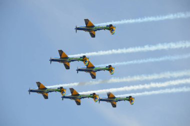 Pirassununga, Brezilya - 28 Ağustos 2015 - A-29 Super Tucano oluşumu uçuş Brezilyalı duman filosu