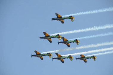 Pirassununga, Brezilya - 28 Ağustos 2015 - A-29 Super Tucano oluşumu uçuş Brezilyalı duman filosu