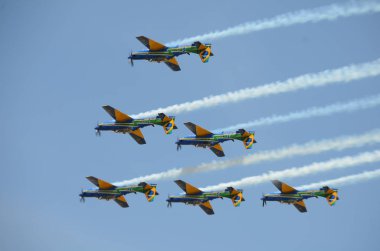 Pirassununga, Brezilya - 28 Ağustos 2015 - A-29 Super Tucano oluşumu uçuş Brezilyalı duman filosu