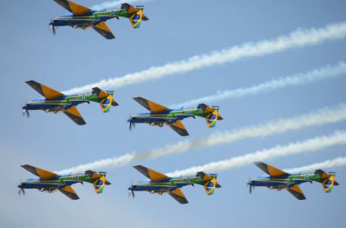 Pirassununga, Brezilya - 28 Ağustos 2015 - A-29 Super Tucano oluşumu uçuş Brezilyalı duman filosu