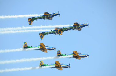 Pirassununga, Brezilya - 28 Ağustos 2015 - A-29 Super Tucano oluşumu uçuş Brezilyalı duman filosu