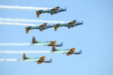 Pirassununga, Brezilya - 28 Ağustos 2015 - A-29 Super Tucano oluşumu uçuş Brezilyalı duman filosu