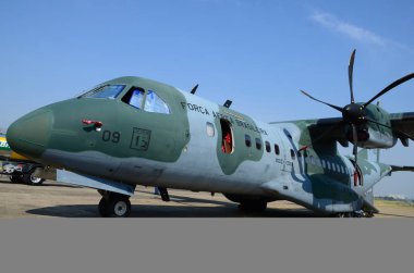 Sao Jose Dos Campos, Brezilya - 21 Ağustos 2015 - A Brezilya Hava Kuvvetleri nakliye uçakları Galerisi'nde başka bir hava C-105 Amazonas Brezilya Hava Kuvvetleri tarafından tanıtılan göster.