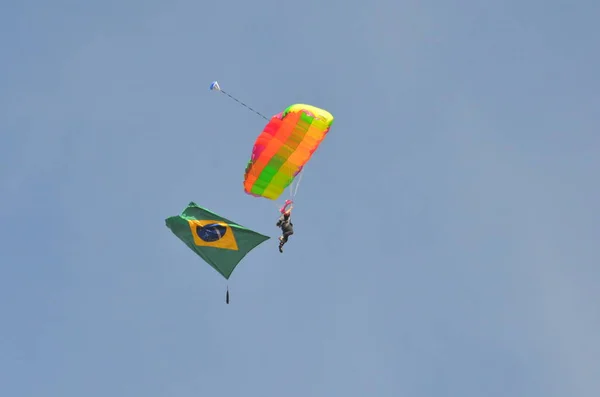 Pirassununga Brazílie Srpna 2015 Parašutista Přistane Drží Brazilskou Vlajkou Během — Stock fotografie