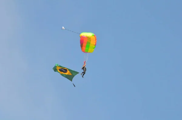 Pirassununga Βραζιλία Αυγούστου 2015 Αλεξιπτωτιστής Πρόκειται Προσγειωθεί Κρατώντας Βραζιλιάνικη Σημαία — Φωτογραφία Αρχείου