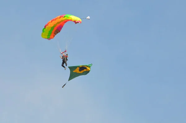 Пирасунга Базил Августа 2015 Года Парашютист Собирался Приземлиться Бразильским Флагом — стоковое фото