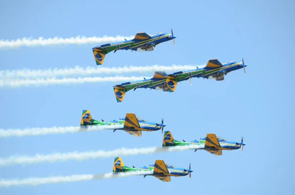 ブラジルの煙戦隊の Pirassununga ブラジル 2015 スーパー トゥッカーノ編隊飛行 — ストック写真