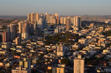 Kentsel binalar içinde belgili tanımlık geçmiş Sunset'teki havadan görünümü.