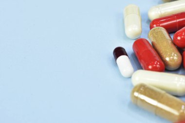 Yüksek dozda ilaç tedavisi için. ilaç tablet ağrı. renkli hapları arka plan. Çeşitli ilaç tıp hap, tablet ve kapsül üzerinde mavi arka plan.